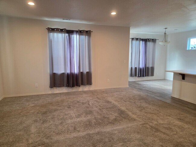 Building Photo - 2-story 3 bed 2.5 bath with garage