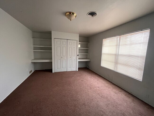 Foto del edificio - Large home available now!