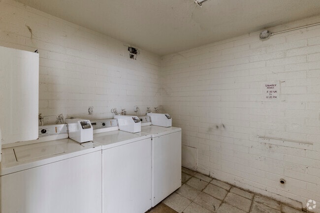 Instalaciones de lavandería - Scottsdale Suites Apartments