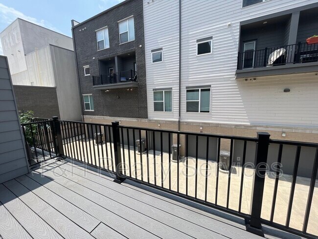 Building Photo - 719 Perth Ln
