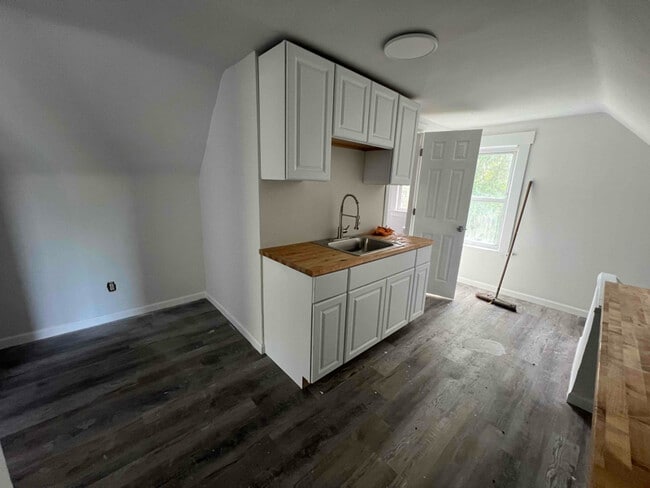 Foto del edificio - 12320 Saywell Ave