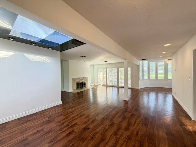 Foto del edificio - 3174 Bel Air Dr