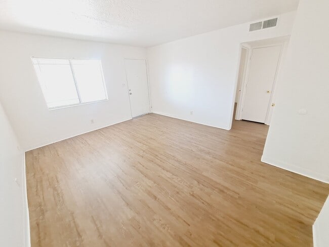 Building Photo - 3618 Lafayette Dr NE