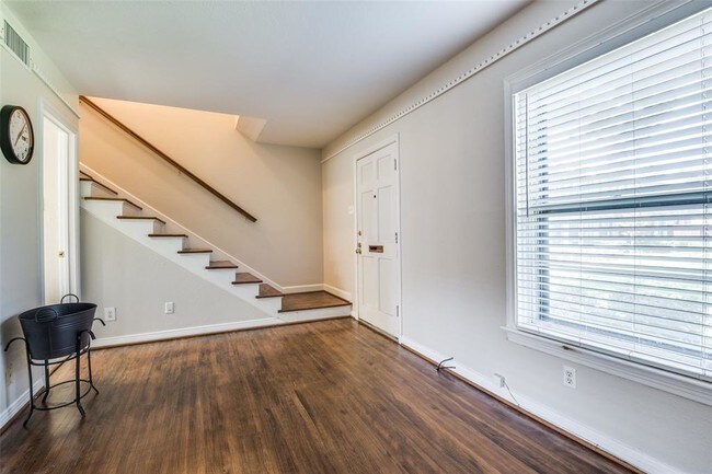 Building Photo - 6369 Oriole Dr