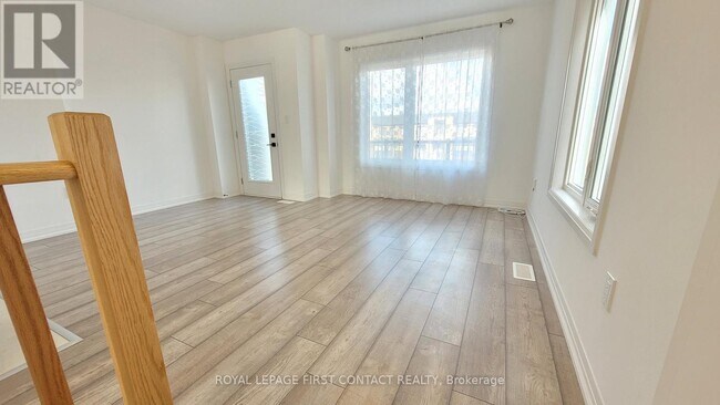 Photo du bâtiment - 31 Fairlane Ave