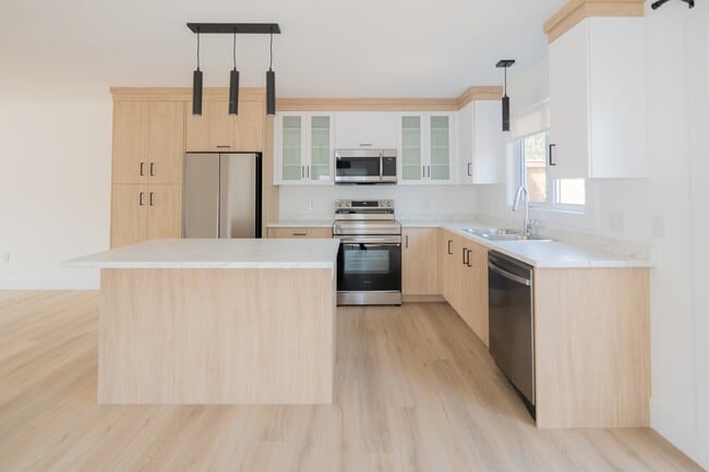Building Photo - 102 Simone Gallant Cres