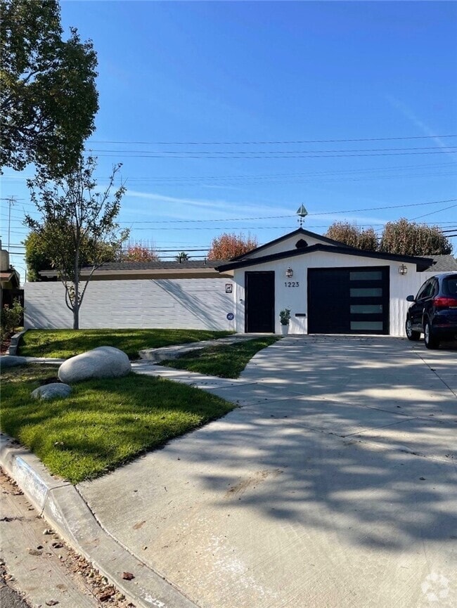 Building Photo - 1223 N Studebaker Rd
