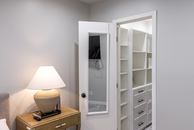 Foto del edificio - 8141 Hinds Ave