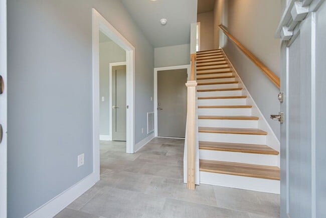 Building Photo - Youngs Lane Luxury Townhome