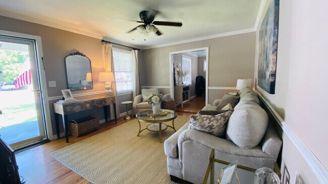 Foto del edificio - Three bedroom one bath!