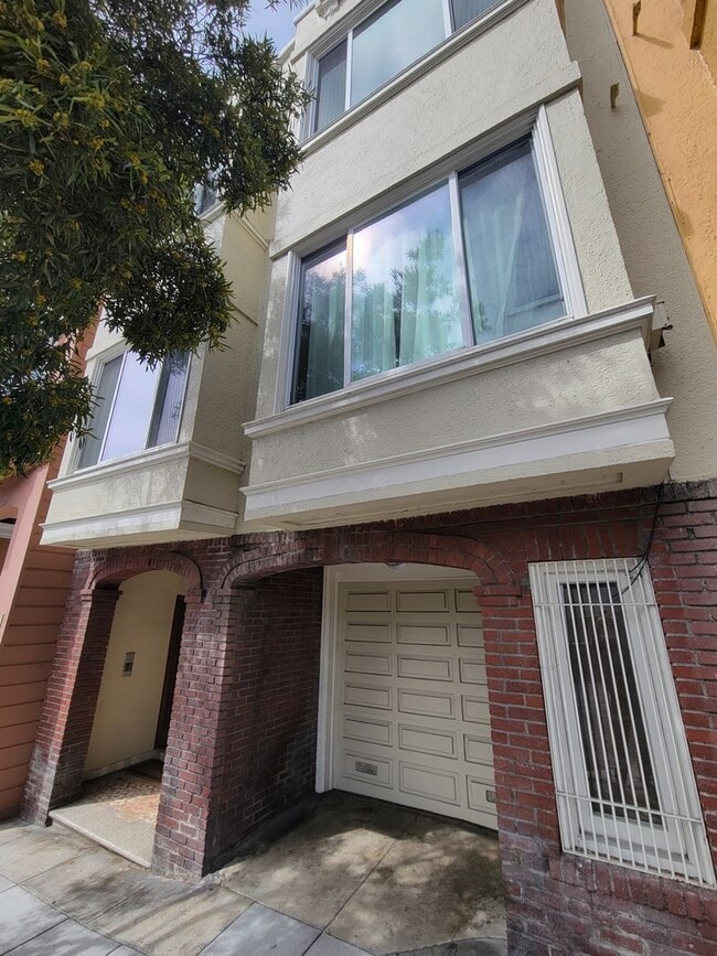 Building Photo - $2200 Secluded 1 Bed / 1 Bath charmer w-pa...