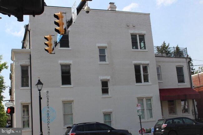 Building Photo - 1001 King St
