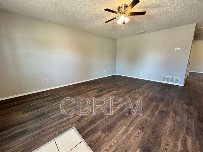 Building Photo - 9603 Elmwood Ave