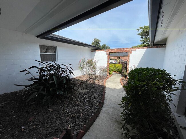 Building Photo - Stunning 4 Bd/2 Ba Home in Winter Park! La...