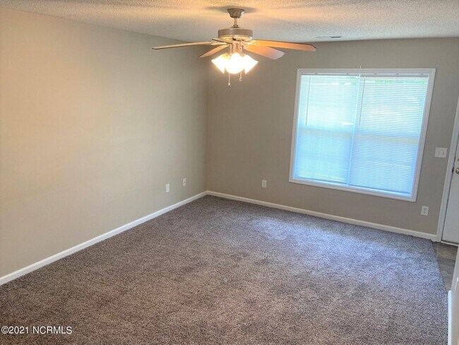 Building Photo - 217 Palace Cir