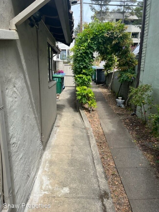 Building Photo - 1 br, 1.5 bath House - 1730 Arch St. lower...