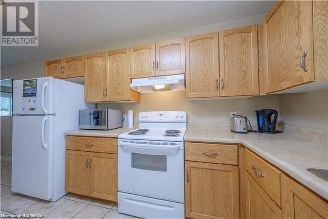 Building Photo - 653 Kincardine Ave