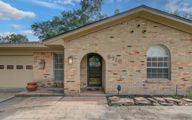 Foto del edificio - 5710 Verdome Ln