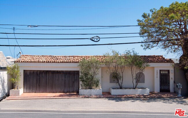 Foto del edificio - 24216 Malibu Rd