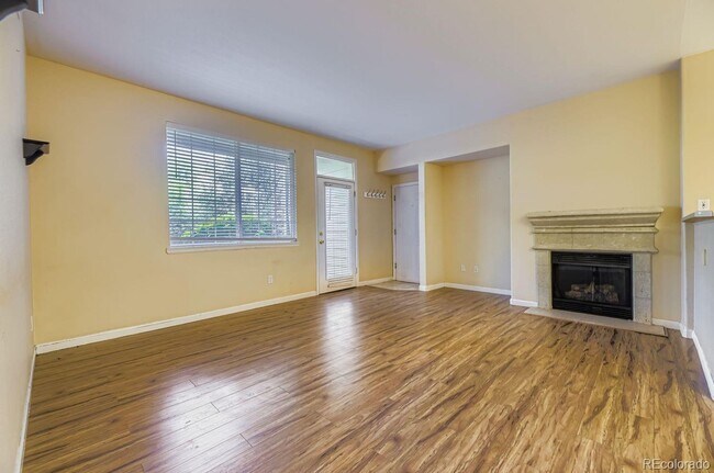 Foto del edificio - Bright and open three bedroom two full bat...