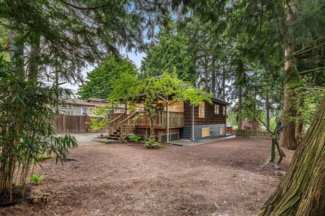 Building Photo - Charming 3 Bed / 1.75 Bath Craftsman-Style...