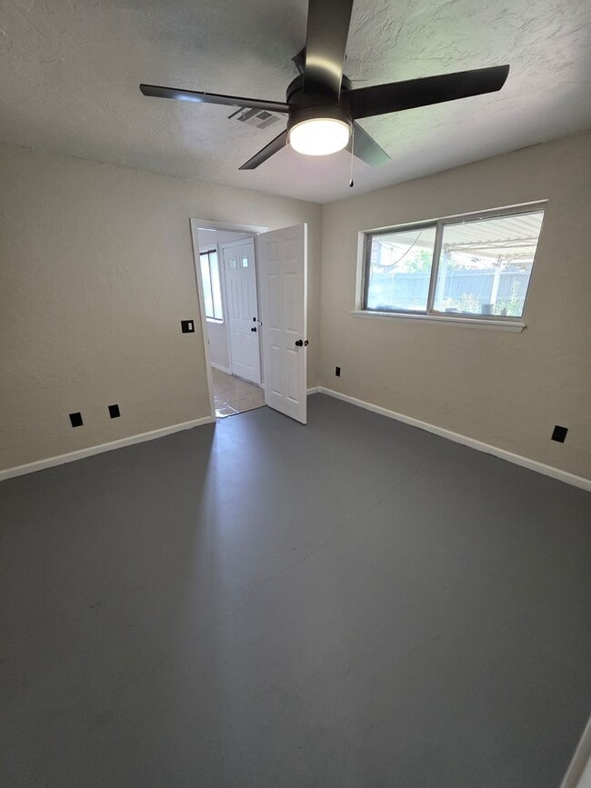 Building Photo - Large 3 bedroom in Bethany
