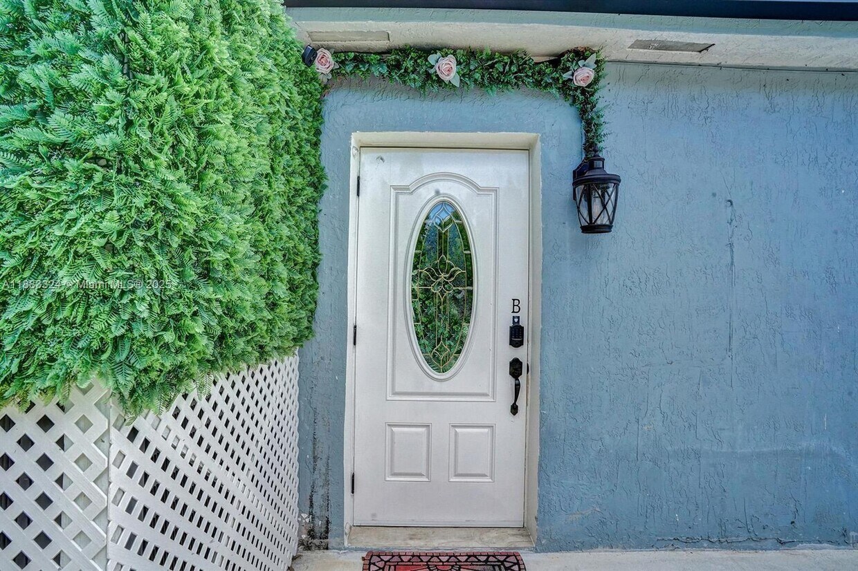 Foto principal - 6300 Flagler St