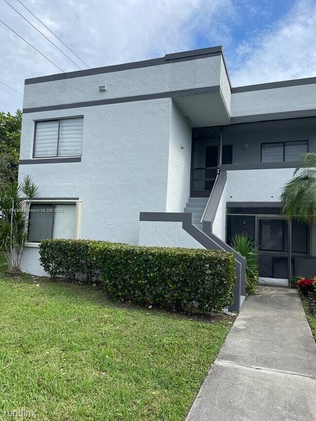 Building Photo - 3 br, 2 bath House - 153 Lakeview Dr Apt 201