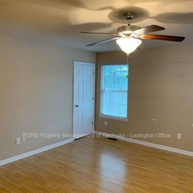 Foto del edificio - 219 W 4th St