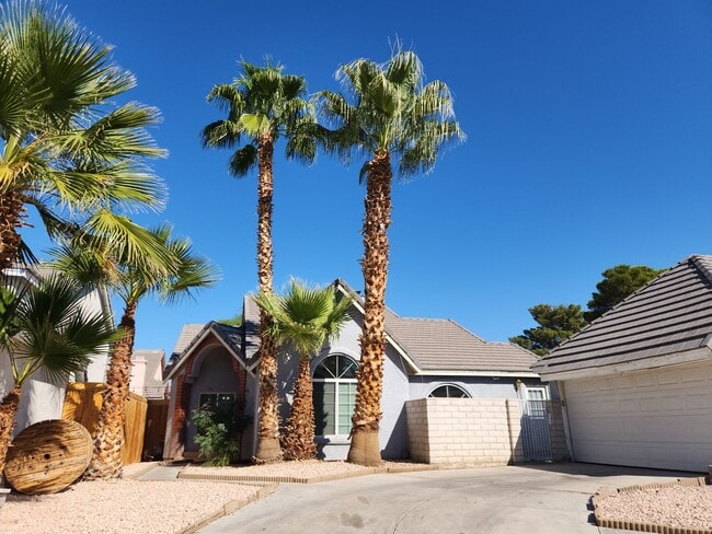 Building Photo - Extraordinary 3 bed, 2 bath Country Cottage