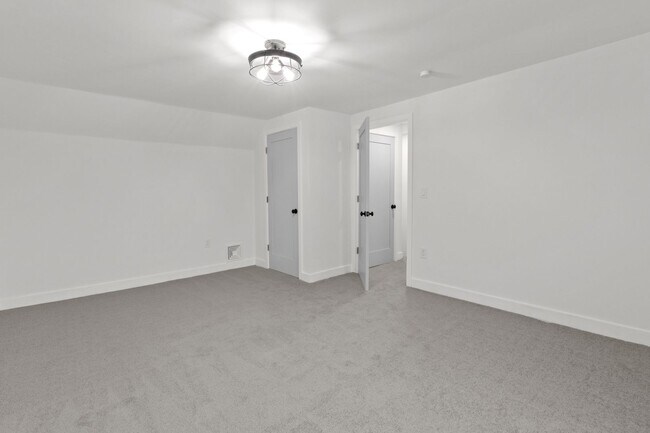 Building Photo - 6 Roundwood Ln