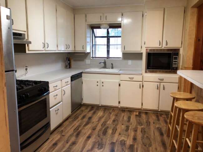 Building Photo - 2505 Avenue E