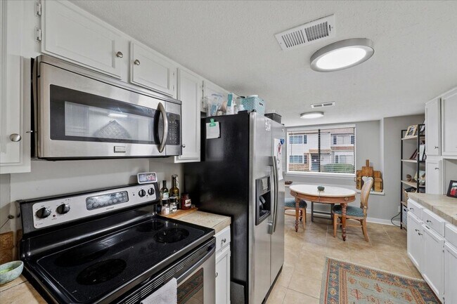 Foto del edificio - randon School District Home with access to a Lake, Walking Trails, and Pool