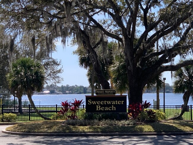 Photo - 305 Sweetwater Creek Dr W House