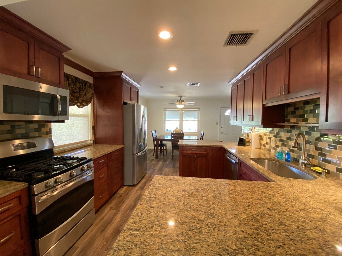 Foto principal - 2/2 single family house with big yard near...