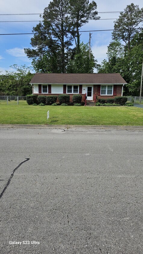 Foto principal - 108 Armstrong Dr