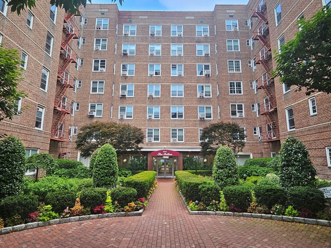 Foto principal - 64-11 99th St