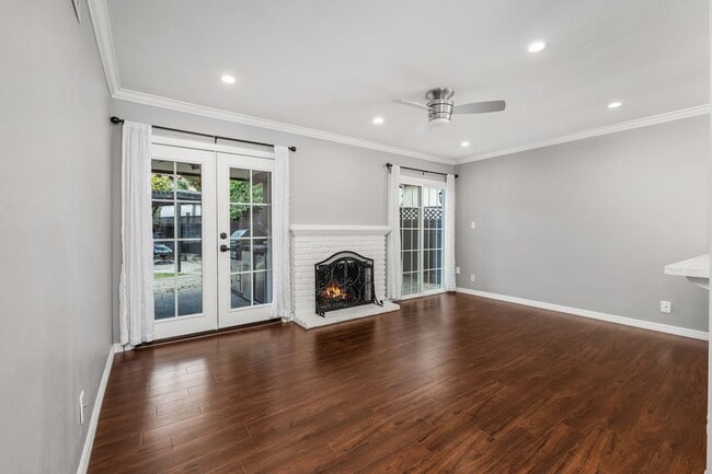 Building Photo - Rare, fully updated, private cul-de-sac one-story single-family house