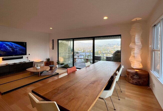 Espacio abierto de estar y comedor con vistas - 3277 Palmer Dr