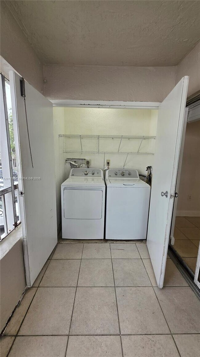 Foto del edificio - 2880 N Oakland Forest Dr