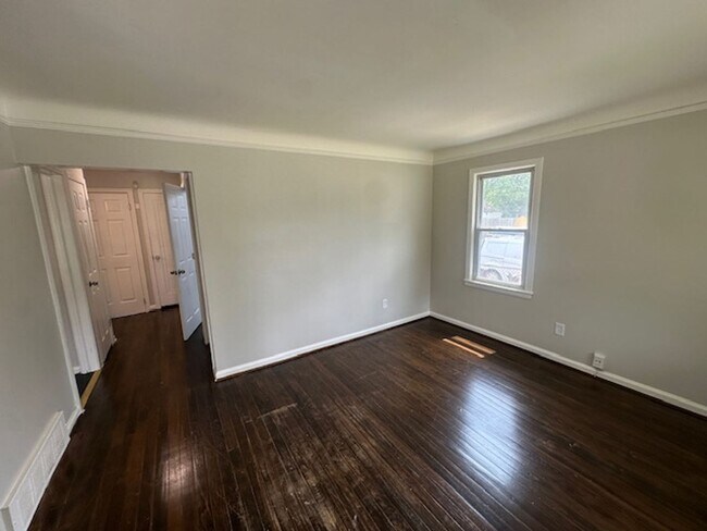 Foto del edificio - 3 bed 1 bath Brick corner house with basem...