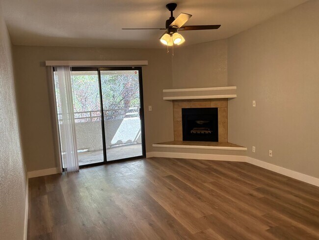 Foto del edificio - Condo 3 bedrooms 2 bathrooms 1 car garage gated subdivision.