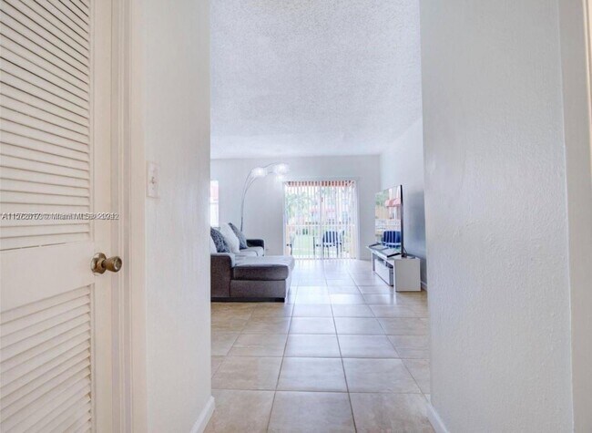Foto del edificio - 18101 Northwest 68th Avenue Apt #B206, Hia...