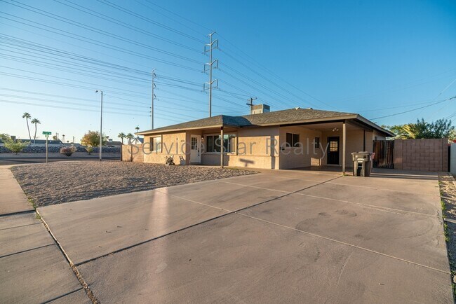 Building Photo - 6626 E Palm Ln