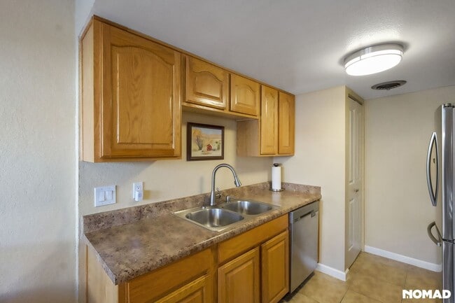 Building Photo - 1049 N Granite Reef Rd