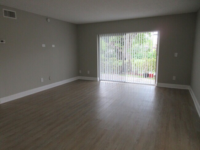 Foto del edificio - 4065 NW 114th Ave