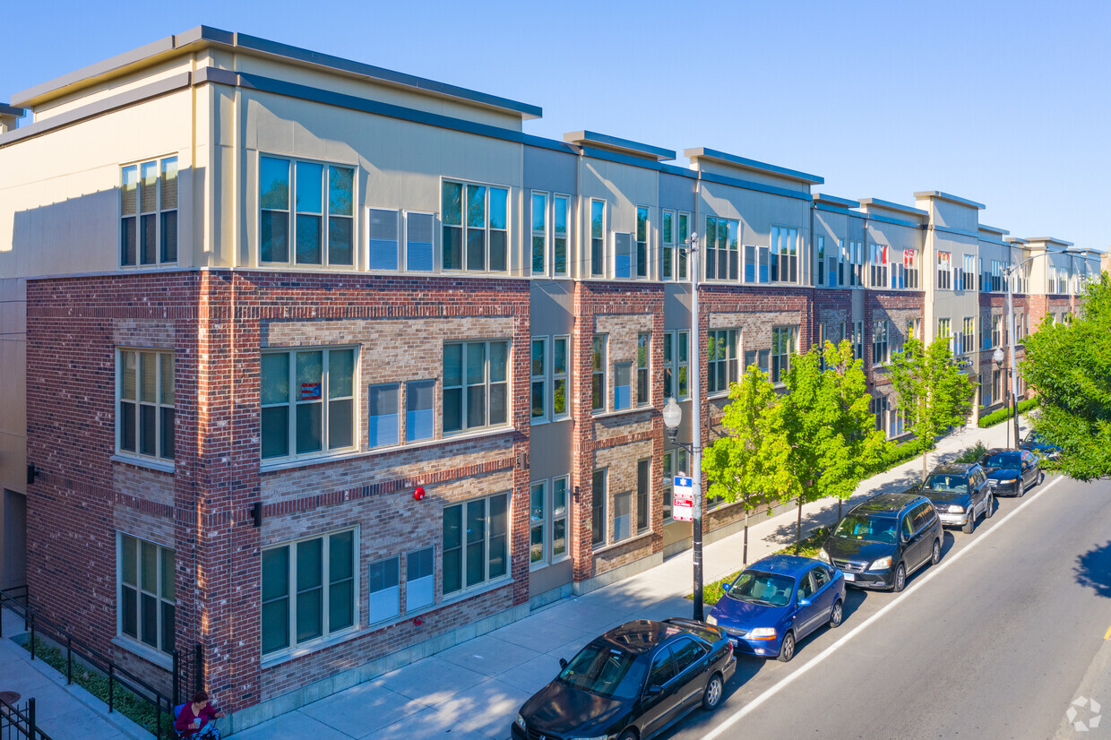 Building Photo - 5525 W Diversey Ave