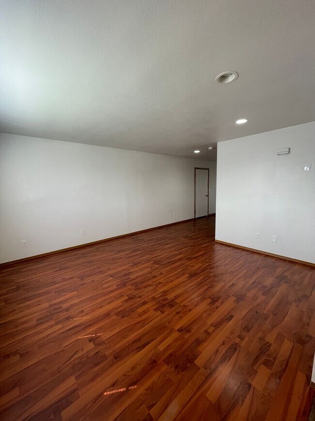 Foto del edificio - 1308/1310 W Lakeside Dr