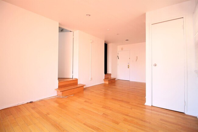 Building Photo - Sunny 1 BR w/ Lg Private Deck & Updated Fe...