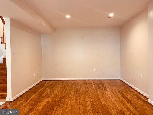 Foto del edificio - 5317 Macwood Dr
